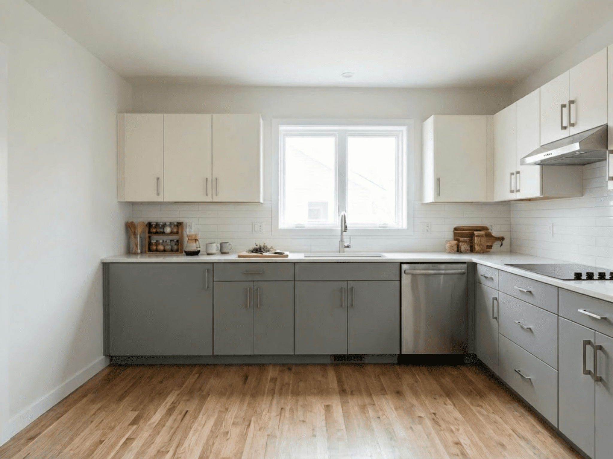 L-shaped kitchen with upper cabinets